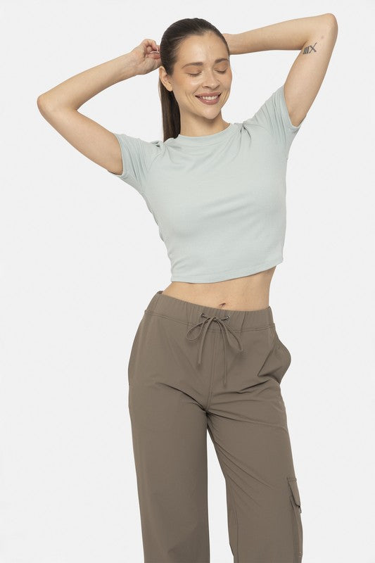 ESSENTIAL MICRO-RIBBED CROPPED ATHLEISURE TEE